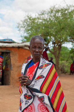 Kenya Afrika, 16 Ekim 2019. Masai kabilesinden yaşlı bir Afrikalı kadının portresi.