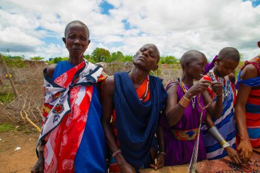 Kenya Afrika, 16 Ekim 2019. Masailer el yapımı mücevherlerini köylerinde satarlar. Geleneksel tarz. Afrika yoksulluğu