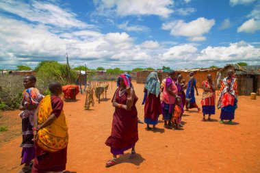 Kenya Afrika, 16 Ekim 2019. Afrika kabilesinden Maasai 'li kadınlar köydeki evlerinde kilden yapılmış ulusal elbiseler giyiyorlar.