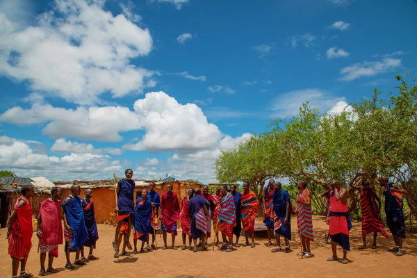 Quênia África Outubro 2019 Homens Tribo Africana Masai Vestido Nacional — Fotografia de Stock