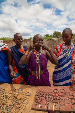 Kenya Afrika, 16 Ekim 2019. Masailer el yapımı mücevherlerini köylerinde satarlar. Geleneksel tarz. Afrika yoksulluğu