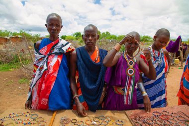 Kenya Afrika, 16 Ekim 2019. Masailer el yapımı mücevherlerini köylerinde satarlar. Geleneksel tarz. Afrika yoksulluğu