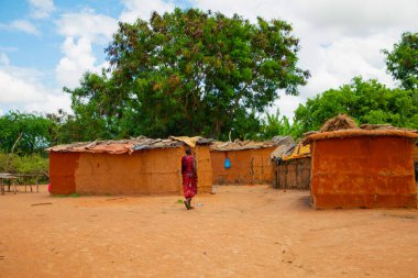 Kenya Afrika, 16 Ekim 2019. Çamur ev ve ev aletleri Afrikalı kabile masajı