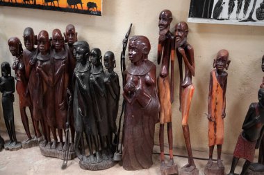 Kenya Afrika, 16 Ekim 2019. Afrika maskeleri ve heykelciklerinden oluşan büyük bir sergi.