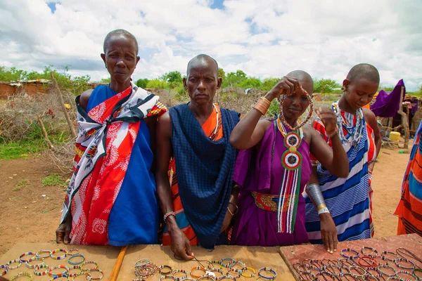 Kenya Afrika, 16 Ekim 2019. Masailer el yapımı mücevherlerini köylerinde satarlar. Geleneksel tarz. Afrika yoksulluğu