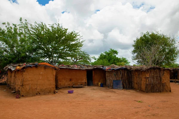 stock image Kenya Africa ,16 oktober 2019. Clay house and household utensils african tribe masai