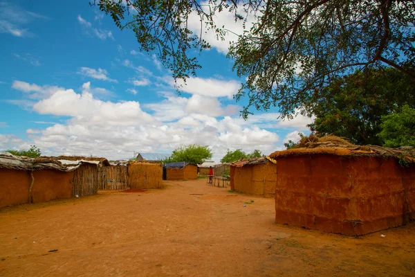 Kenia Afrika Oktober 2019 Lehmhaus Und Haushaltsutensilien Afrikanischen Stamm Masai — Stockfoto