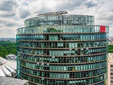 Berlin, Almanya 15 Haziran 2021. Berlin 'in havadan görünüşü şehrin merkezindeki ufuk çizgisi.