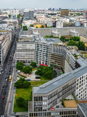 Berlin, Almanya 15 Haziran 2021. Berlin 'in havadan görünüşü şehrin merkezindeki ufuk çizgisi.