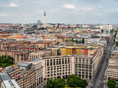 Berlin, Almanya 15 Haziran 2021. Berlin 'in havadan görünüşü şehrin merkezindeki ufuk çizgisi.