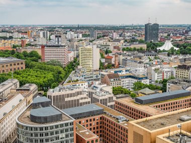 Berlin, Almanya 15 Haziran 2021. Berlin 'in havadan görünüşü şehrin merkezindeki ufuk çizgisi.