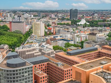 Berlin, Almanya 15 Haziran 2021. Berlin 'in havadan görünüşü şehrin merkezindeki ufuk çizgisi.