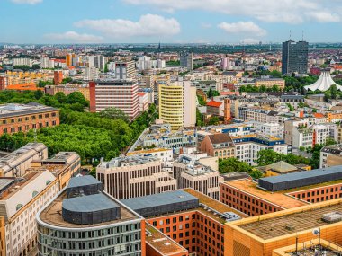 Berlin, Almanya 15 Haziran 2021. Berlin 'in havadan görünüşü şehrin merkezindeki ufuk çizgisi.