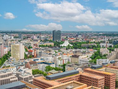 Berlin, Almanya 15 Haziran 2021. Berlin 'in havadan görünüşü şehrin merkezindeki ufuk çizgisi.