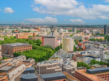 Berlin, Almanya 15 Haziran 2021. Berlin 'in havadan görünüşü şehrin merkezindeki ufuk çizgisi.