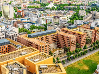 Berlin, Almanya 15 Haziran 2021. Berlin 'in havadan görünüşü şehrin merkezindeki ufuk çizgisi.