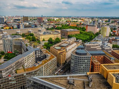 Berlin, Almanya 15 Haziran 2021. Berlin 'in havadan görünüşü şehrin merkezindeki ufuk çizgisi.