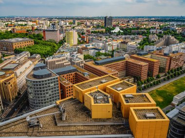 Berlin, Almanya 15 Haziran 2021. Berlin 'in havadan görünüşü şehrin merkezindeki ufuk çizgisi.