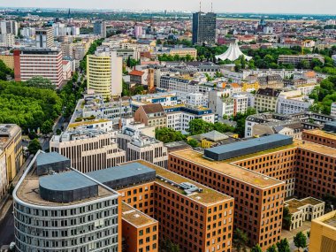 Berlin, Almanya 15 Haziran 2021. Berlin 'in havadan görünüşü şehrin merkezindeki ufuk çizgisi.