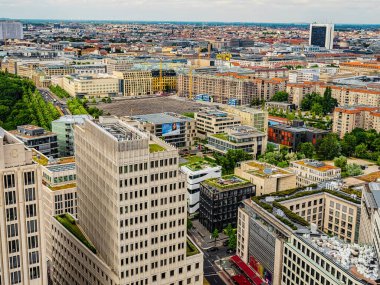 Berlin, Almanya 15 Haziran 2021. Berlin 'in havadan görünüşü şehrin merkezindeki ufuk çizgisi.