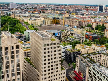 Berlin, Almanya 15 Haziran 2021. Berlin 'in havadan görünüşü şehrin merkezindeki ufuk çizgisi.