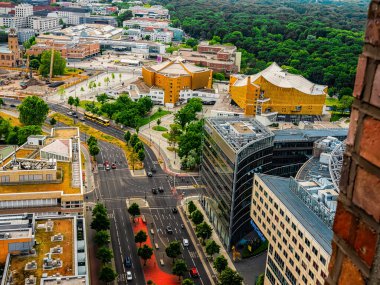 Berlin, Almanya 15 Haziran 2021. Berlin 'in havadan görünüşü şehrin merkezindeki ufuk çizgisi.