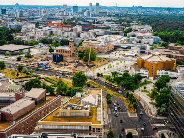 Berlin, Almanya 15 Haziran 2021. Berlin 'in havadan görünüşü şehrin merkezindeki ufuk çizgisi.