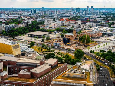 Berlin, Almanya 15 Haziran 2021. Berlin 'in havadan görünüşü şehrin merkezindeki ufuk çizgisi.