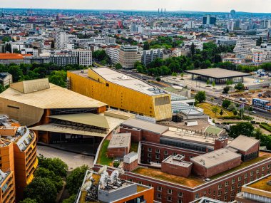 Berlin, Almanya 15 Haziran 2021. Berlin 'in havadan görünüşü şehrin merkezindeki ufuk çizgisi.