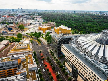 Berlin, Almanya 15 Haziran 2021. Berlin 'in havadan görünüşü şehrin merkezindeki ufuk çizgisi.