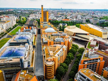 Berlin, Almanya 15 Haziran 2021. Berlin 'in havadan görünüşü şehrin merkezindeki ufuk çizgisi.