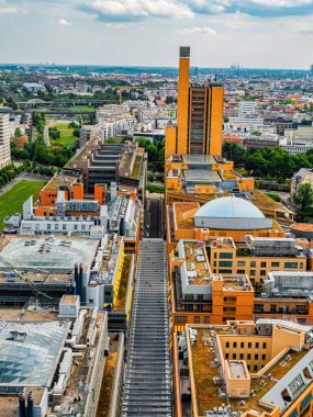 Berlin, Almanya 15 Haziran 2021. Berlin 'in havadan görünüşü şehrin merkezindeki ufuk çizgisi.