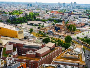 Berlin, Almanya 15 Haziran 2021. Berlin 'in havadan görünüşü şehrin merkezindeki ufuk çizgisi.
