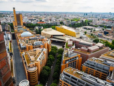 Berlin, Almanya 15 Haziran 2021. Berlin 'in havadan görünüşü şehrin merkezindeki ufuk çizgisi.