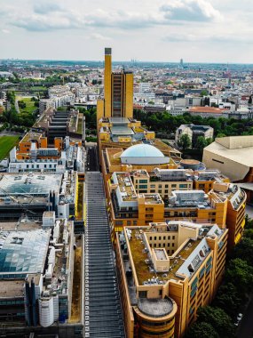 Berlin, Almanya 15 Haziran 2021. Berlin 'in havadan görünüşü şehrin merkezindeki ufuk çizgisi.