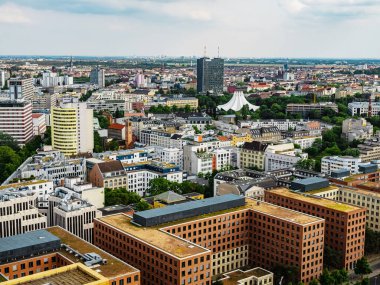 Berlin, Almanya 15 Haziran 2021. Berlin 'in havadan görünüşü şehrin merkezindeki ufuk çizgisi.
