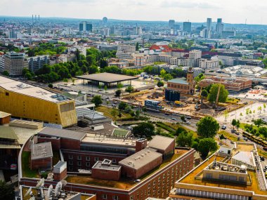 Berlin, Almanya 15 Haziran 2021. Berlin 'in havadan görünüşü şehrin merkezindeki ufuk çizgisi.