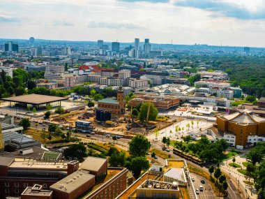 Berlin, Almanya 15 Haziran 2021. Berlin 'in havadan görünüşü şehrin merkezindeki ufuk çizgisi.