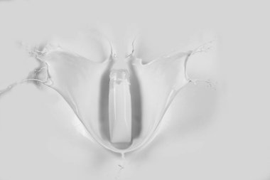 koleksiyon çeşitli süt beyaz arka plan üzerinde su sıçramalarına