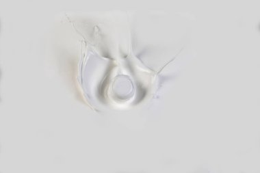 koleksiyon çeşitli süt beyaz arka plan üzerinde su sıçramalarına