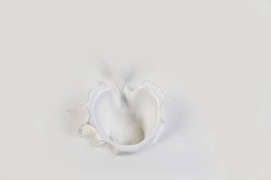 koleksiyon çeşitli süt beyaz arka plan üzerinde su sıçramalarına