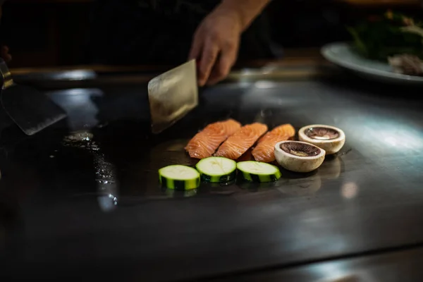 Geleneksel Bir Japon Restoranında Teppan Gösterisi Aşçının Elleri Japon Aşçı — Stok fotoğraf