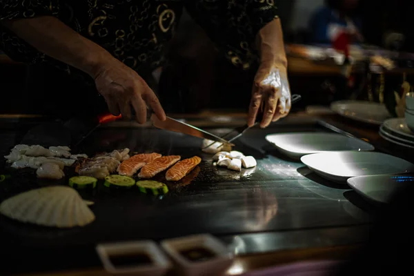 Teppan Show Een Traditioneel Japans Restaurant Handen Van Kok Japanse — Stockfoto