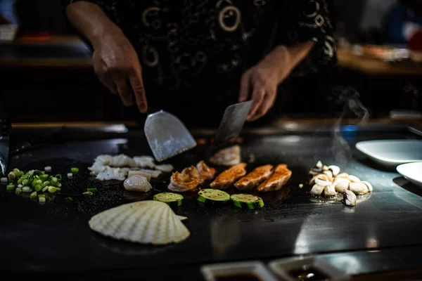 日本の伝統的なレストランでの鉄板ショー 料理人の手だ 日本の料理人は熱いテーブルの上に肉 野菜を準備します — ストック写真