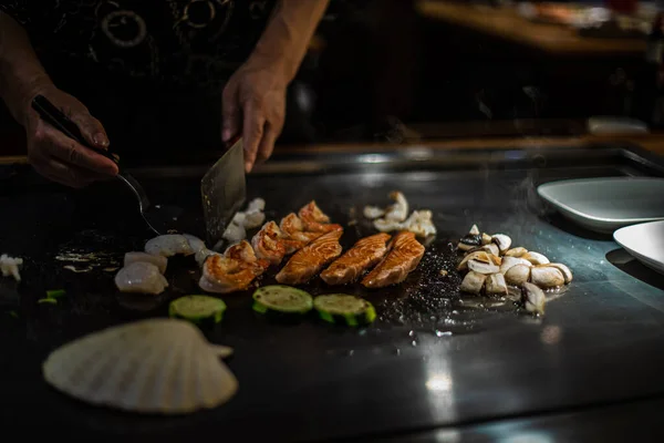 Теппан Шоу Традиционном Японском Ресторане Руки Повара Японский Повар Готовит — стоковое фото