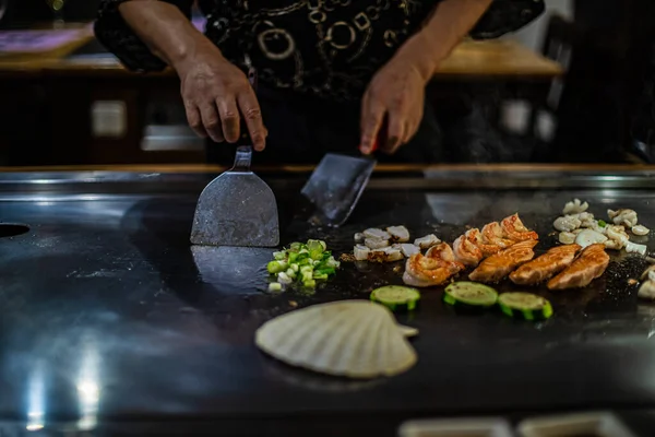 Spettacolo Teppan Ristorante Tradizionale Giapponese Mani Del Cuoco Cuoco Giapponese — Foto Stock