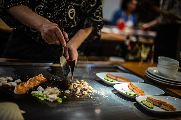 Teppanyaki Show Teppan Culinária Japonesa Restaurante Tradicional Japonês Mãos Cozinheiro — Fotografia de Stock