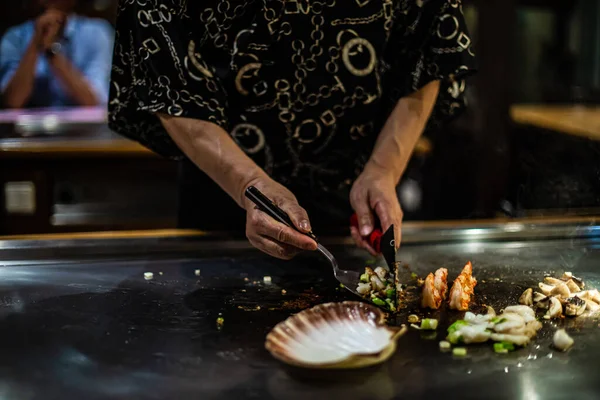 Show Teppan Restaurante Tradicional Japonês Mãos Cozinheiro Cozinheiro Japonês Prepara — Fotografia de Stock