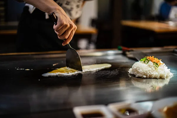 日本の伝統的なレストランでの鉄板ショー 料理人の手だ 日本の料理人は熱いテーブルの上に肉 野菜を準備します — ストック写真