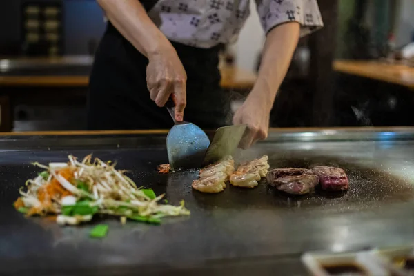 Teppanyaki Japanische Kochshow Einem Traditionellen Japanischen Restaurant Hände Des Kochs — Stockfoto